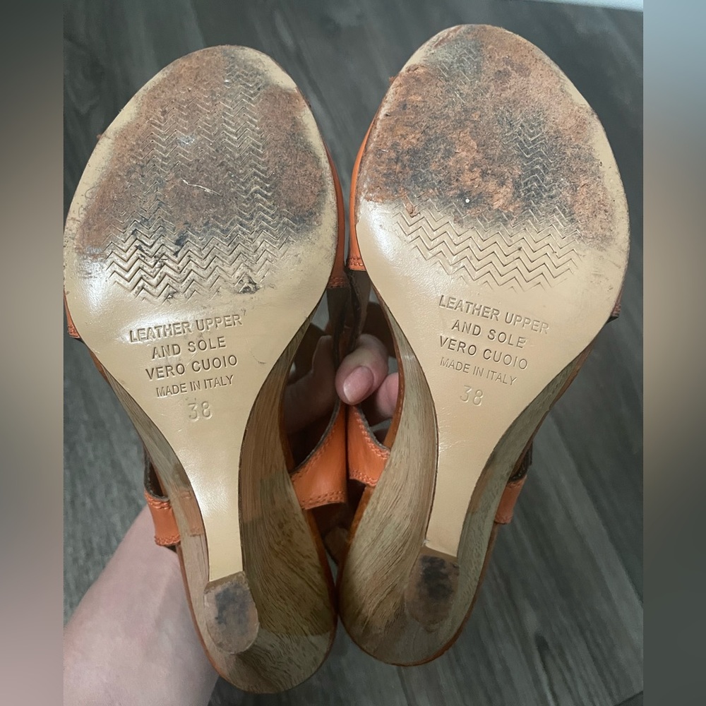 Latitude Femme orange genuine leather buckle platform sandals. - Picture 11 of 11